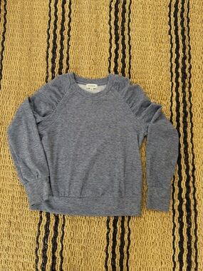 Evereve long sleeve soft crew neck knit. Size medium. New without tags.